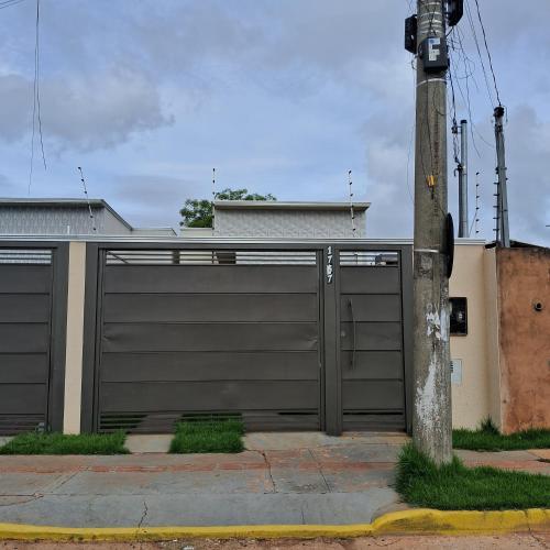 une paire de portes de garage devant une maison dans l'établissement Recanto Nascente do Segredo, à Campo Grande