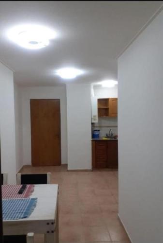 sala de estar con mesa y cocina en Dpto en Nueva Cordoba en Córdoba