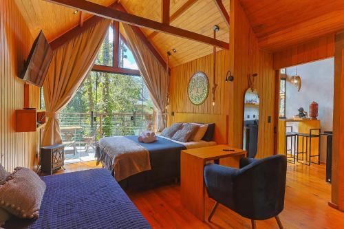 1 dormitorio con 1 cama y TV en una habitación en Cabana Suspensa na Natureza - Região Turística en Campos do Jordão