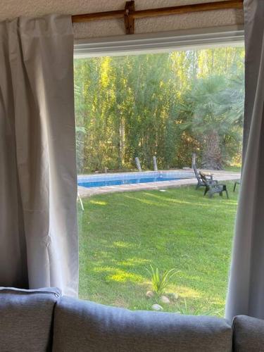 a window with a view of a yard at Villa Entre Fresnos in Ciudad Lujan de Cuyo