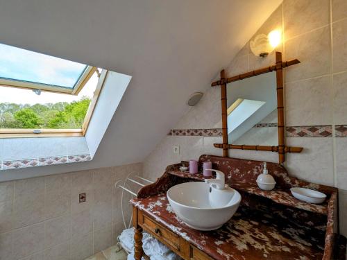 baño con lavabo y ventana en Gîte Saulnay, 3 pièces, 5 personnes - FR-1-591-86, en Saulnay