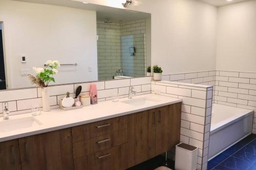Entire Stunning Townhouse 3br/2.5ba w Parking_3