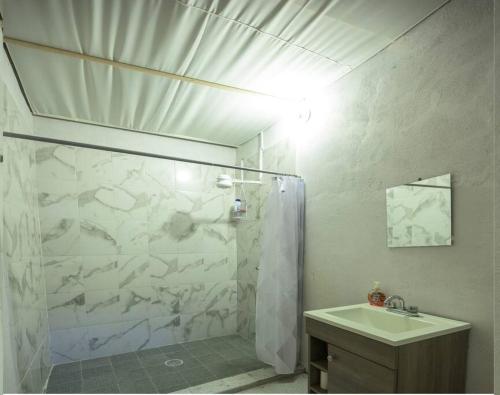 Ванная комната в Hermosa Casa con Alberca 1 Habitación