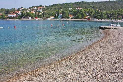 ein See mit einer Menge Leute im Wasser in der Unterkunft Holiday house with a parking space Cove Piskera, Solta - 21775 in Grohote