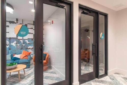 una camera con porte a vetri e un divano blu di Modern Luxury Sanctuary Apt in DownTown Boston a Chelsea