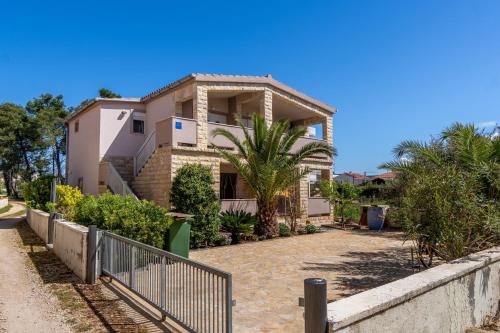 Apartments with parking spaces Vir - 23025