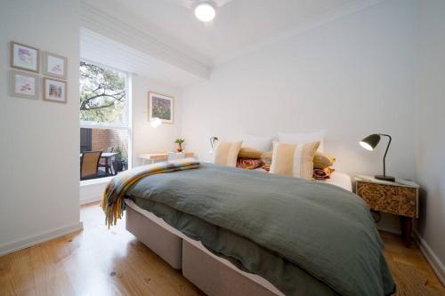 - une chambre avec un grand lit et une fenêtre dans l'établissement Honeyeater Hidden Gem - 2BR Central Quiet, à Bowden