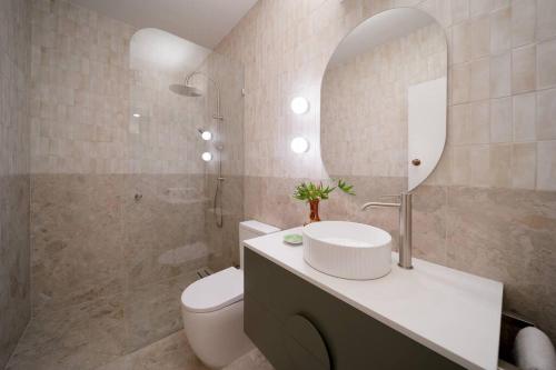 La salle de bains est pourvue d'un lavabo, de toilettes et d'un miroir. dans l'établissement Honeyeater Hidden Gem - 2BR Central Quiet, à Bowden
