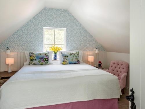 - une chambre avec un grand lit et une fenêtre dans l'établissement The Hedgehog-uk46923, à Newby Bridge
