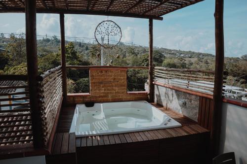 uma banheira de hidromassagem na varanda de uma casa em Casa Silva - Hotel Cafe em Curití