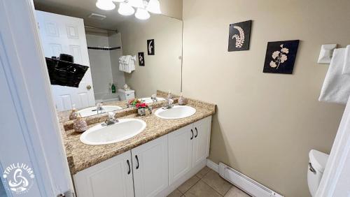 La salle de bains est pourvue de 2 lavabos et d'un miroir. dans l'établissement Blue Mtn 1 Bedroom w Mountain View, à Blue Mountains