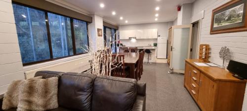 Η κουζίνα ή μικρή κουζίνα στο Cedarwood Apartments