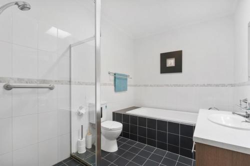 Ένα μπάνιο στο Beach Front Esplanade Victor Harbor - BYO Linen - Wi-Fi - Family