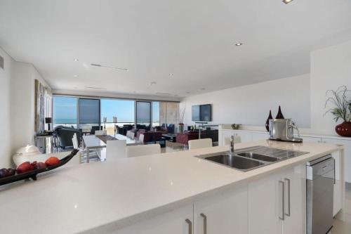 Kuchyň nebo kuchyňský kout v ubytování 52 Esplanade - BYO Linen - Luxury - Seafront - Wi-Fi