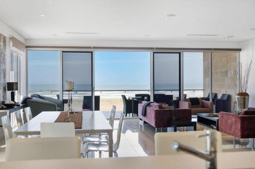 Posezení v ubytování 52 Esplanade - BYO Linen - Luxury - Seafront - Wi-Fi