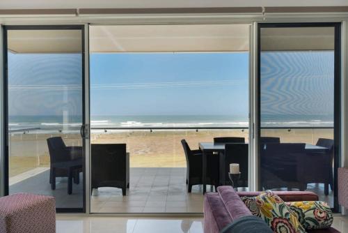 Posezení v ubytování 52 Esplanade - BYO Linen - Luxury - Seafront - Wi-Fi