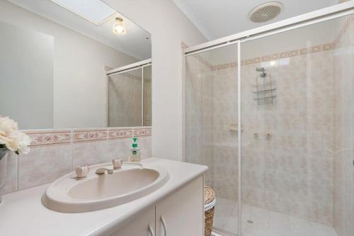 69 Shepherd Ave Goolwa South - BYO Linenにあるバスルーム