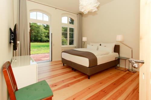 a bedroom with a bed and a large window at Ferienwohnungen Bahnhof Werder in Jüterbog