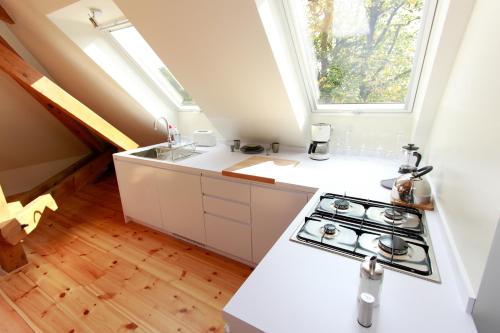 a kitchen with a stove and a window at Ferienwohnungen Bahnhof Werder in Jüterbog
