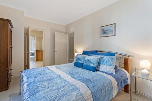 Una cama o camas en una habitación de Relax on Charles St - 4A Charles Street Port Elliot - BYO Linen