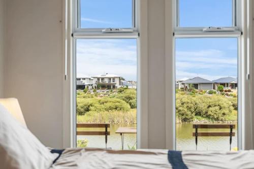 Balkoni atau teres di Beautiful Island Blanche Pde Hindmarsh Island - BYO Linen - WiFi