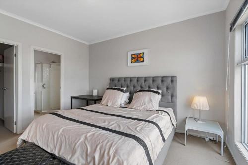 Katil atau katil-katil dalam bilik di Beautiful Island Blanche Pde Hindmarsh Island - BYO Linen - WiFi