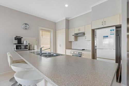 Dapur atau dapur kecil di Beautiful Island Blanche Pde Hindmarsh Island - BYO Linen - WiFi