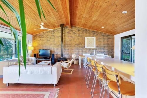 Ruang duduk di 3 Seagull - BYO Linen - Beachfront Sand Dunes