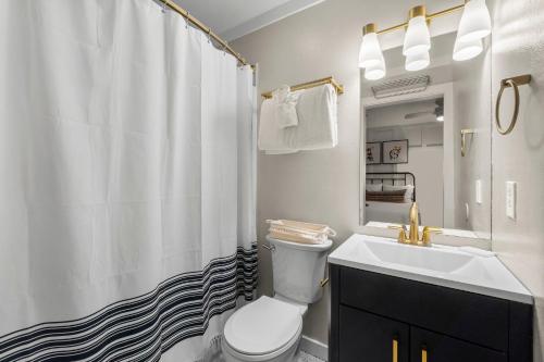un bagno con lavandino, WC e doccia di Beachside Villas #312 a Santa Rosa Beach