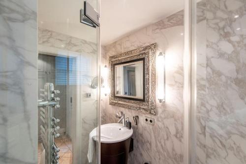 Phòng tắm tại Soenshoern-8-Rechts