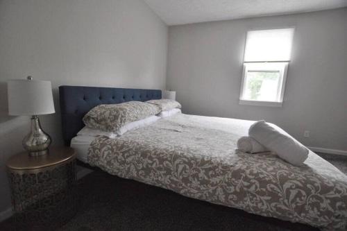 Postel nebo postele na pokoji v ubytování Housepitality - Franklinton Manor - Spacious