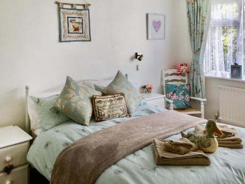 um quarto com uma cama com um pato em The Hollies em Weston-super-Mare