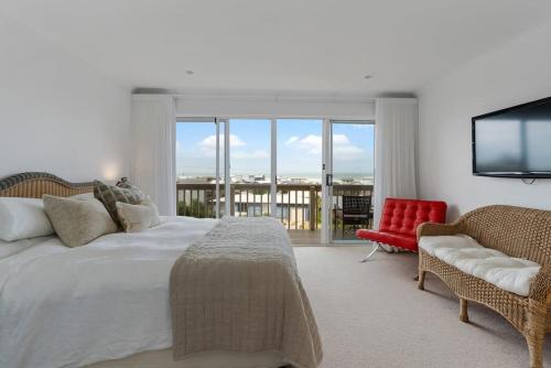 Un dormitorio blanco con una cama grande y un televisor. en 48 Hero Ave Middleton, en Middleton