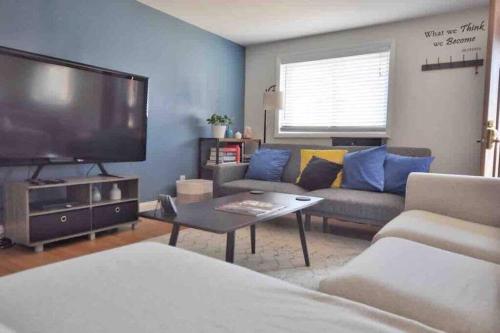 a living room with a large flat screen tv at Housepitality - Top Choice Flat - Location in Columbus