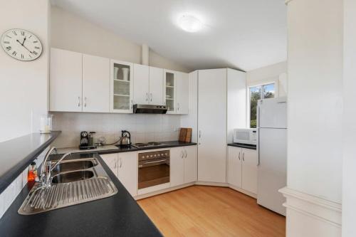 Una cocina o cocineta en 15 Cygnet Ct Encounter Bay - No Linen Included