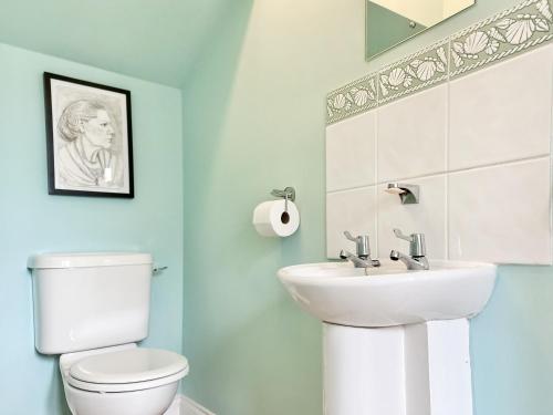 een badkamer met een wit toilet en een wastafel bij St, Andrews Mews in Wells