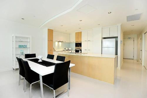 a kitchen and dining room with a table and chairs at Gallery 7 - Town Centre - Wi-Fi - Linen Included in Victor Harbor