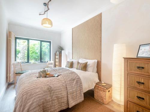 um quarto com uma cama grande e uma cómoda em The Wabi-sabi Sanctuary em Arford