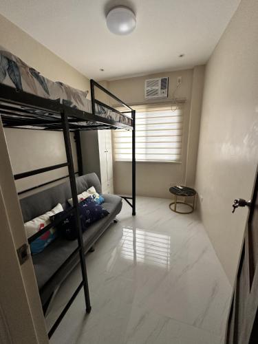 Ένα ή περισσότερα κρεβάτια σε δωμάτιο στο Fully Furnished 2 BR w/ Netflix