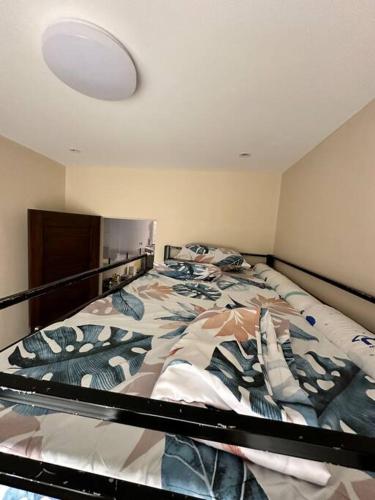 Ένα ή περισσότερα κρεβάτια σε δωμάτιο στο Fully Furnished 2 BR w/ Netflix