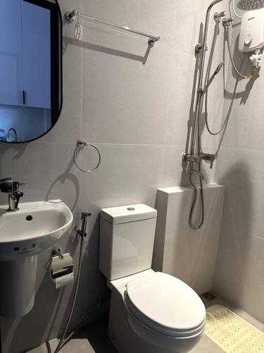 Ένα μπάνιο στο Fully Furnished 2 BR w/ Netflix