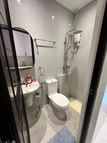 een kleine badkamer met een toilet en een wastafel bij Fully Furnished 2 BR w/ Netflix in Abucay