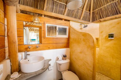 La salle de bains est pourvue de toilettes et d'un lavabo. dans l'établissement Hotel Villas Sayulita, à Sayulita