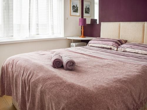 um quarto com uma cama grande com duas toalhas em 21 Hillside em Mundesley