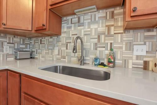 a kitchen counter with a sink and a microwave at Housepitality - The Southwestern in Columbus