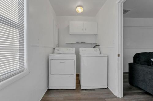 a kitchen with two washer and dryers in a room at Housepitality - West Side Lodge - 6 BR 2 BA in Columbus