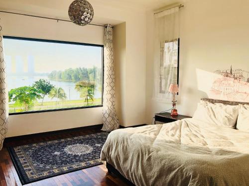 um quarto com uma grande janela com vista para um rio em Romantic Suite by the Lake em Cyberjaya