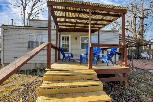 a wooden pergola with a table and chairs on a deck at Housepitality - West Side Lodge - 6 BR 2 BA in Columbus