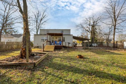 a house with a tree in the yard at Housepitality - West Side Lodge - 6 BR 2 BA in Columbus