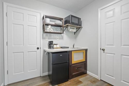a small kitchen with a sink and a stove at Housepitality - The Restful Studio - Cozy in Newark